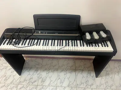 Yamaha digital piano/keyboard with stand and pedals - good working condition