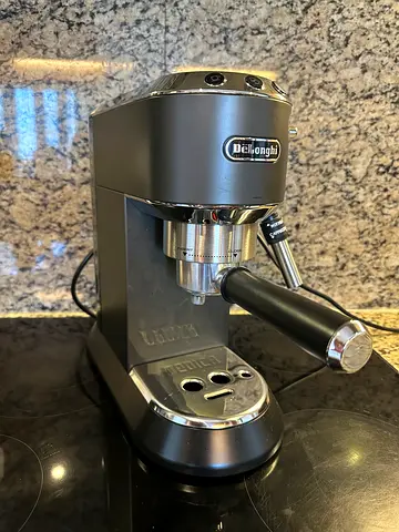 De’Longhi Espresso machine + Coffee grinder