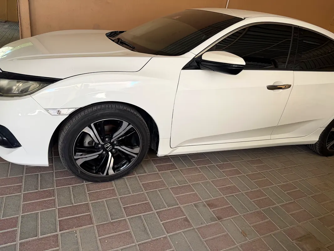 Honda Civic 2018 — photo 1 of 6