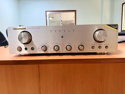 Vintage integrated stereo amplifier - silver front, good condition 110V Japan Made