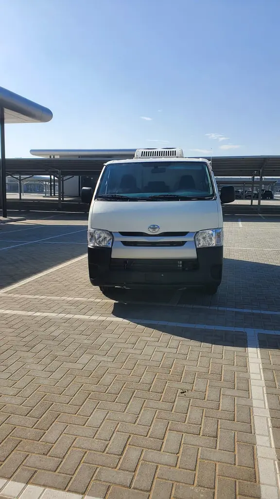 Toyota Hiace 2021 — photo 1 of 10