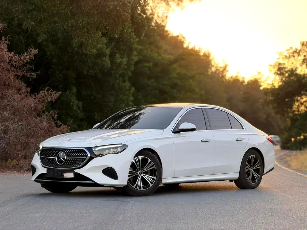 Mercedes-Benz E-Class 2025 — photo 1 of 9