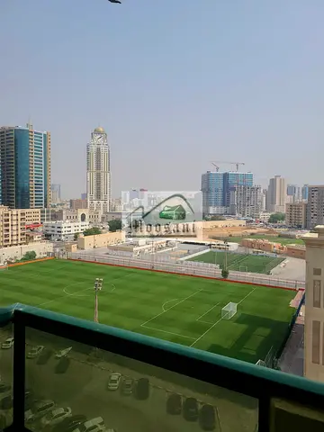 شقة واسعة بإطلالة بحرية، غرفتين نوم وحمامين، متاحة للإيجار بسعر 37,000 درهم إماراتي في أبراج الراشدية.