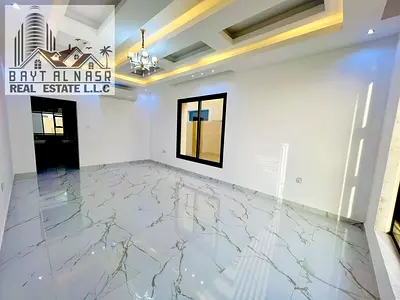 ✨ فيلا فاخرة 5 غرف + غرفة خادمة | الزاهية | مساحة واسعة + سطح | الإيجار 110,000 درهم ✨