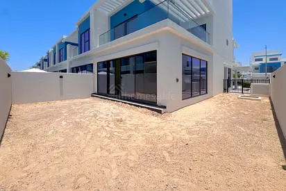 PRIME LOCATION | CORNER | NEAR TO THE PARK