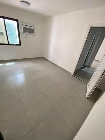 شقة للإيجار السنوي في المجاز 3 بموقع مميز ومساحات مريحة تناسب العائلات والأفراد بسعر 32000 درهم سنوياً مع تأمين 1500 درهم وإمكانية السداد على 4 أو 6 د