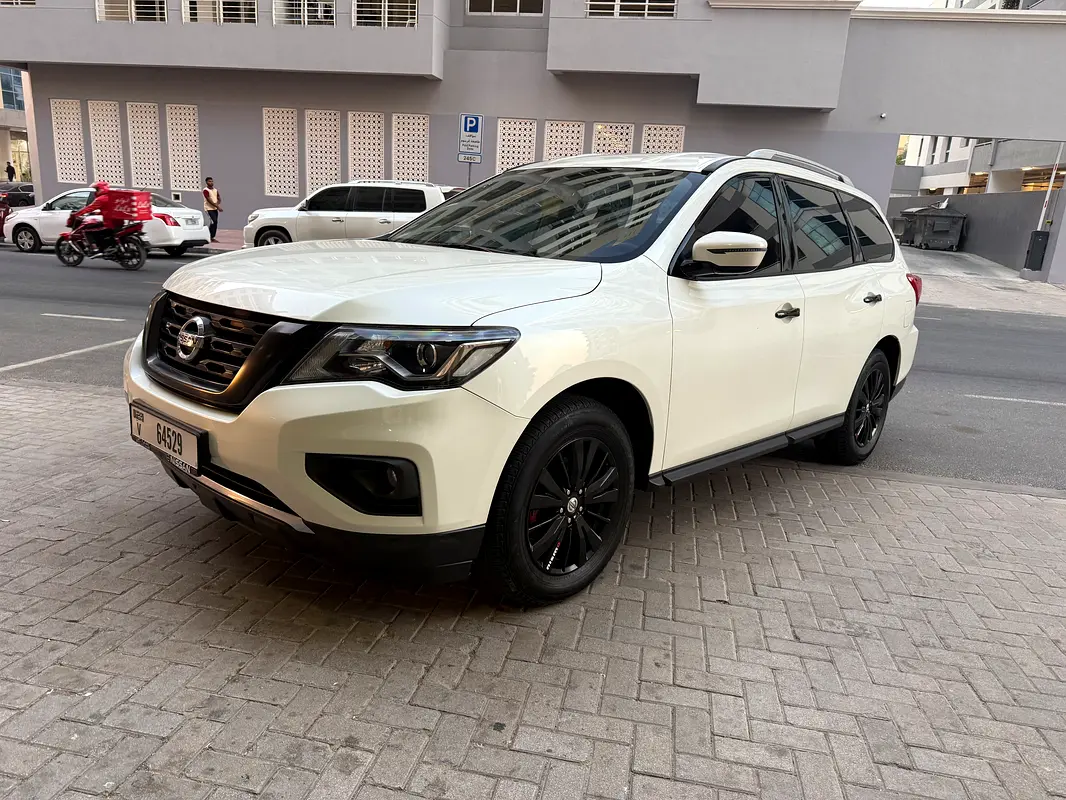 Nissan Pathfinder 2018 — photo 1 of 14