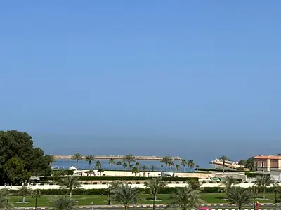 شقه غرفه وصاله اول ساكن باطلاله بحريه بتشطيب حديث راقى جدا لعشاق الفخامه والتميز