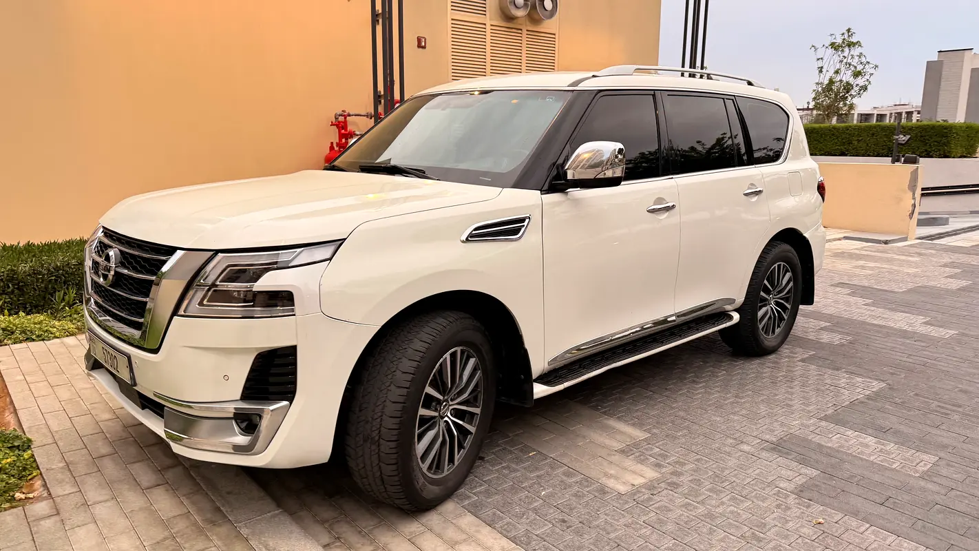 Nissan Patrol 2012 — photo 1 of 18