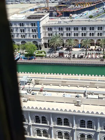 🏢 للإيجار بالخان – الشارقة | 3 غرف ماستر وصالة واسعة + غرفة خادمة ماستر + 5 حمامات + بلكونة + جيم ومسبح + باركن مجاني. 90,000 درهم.