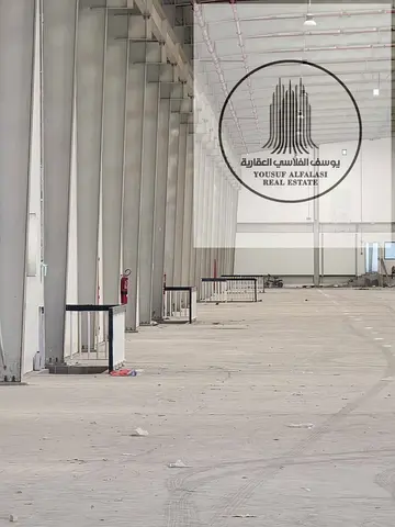 للإيجار في الصجعه بالشارقه مستودع 349.790 الف قدم 3 فاز كهرباء 750 كيلو