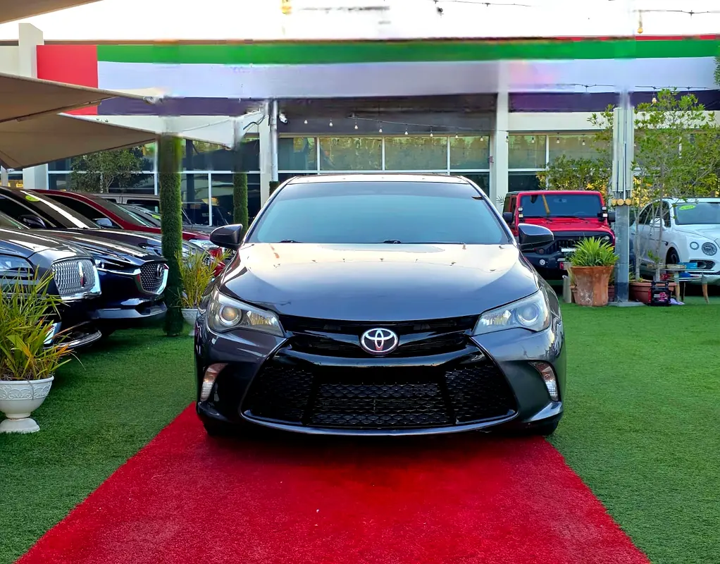 Toyota Camry 2016 — photo 1 of 17