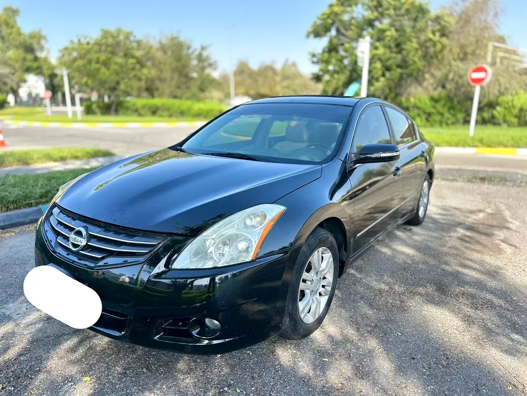 Nissan Altima 2010 — photo 1 of 11