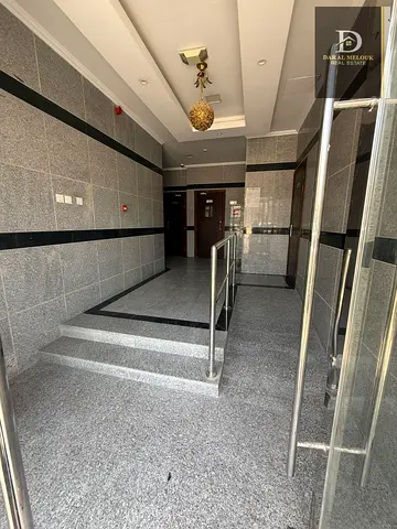 للبيع فى الشارقة منطقة مويلح التجارية   بناية تجارية \ سكنية  مساحة 2906 قدم مربع