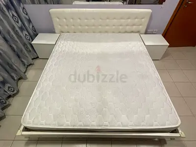 Kingsize bed set with side tables