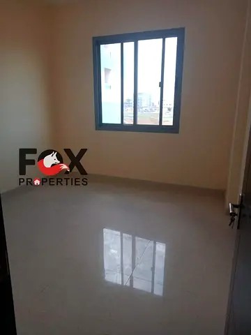 غرفة وصالة الجرف خلف السوق الصيني تشطيب سوبر لوكس تكييف سبليت موقع مميز قريب مخرج دبي