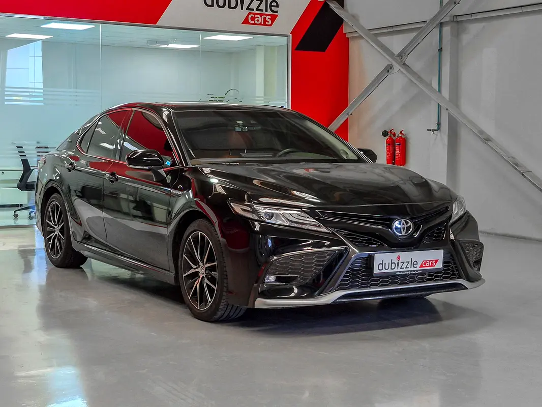 Toyota Camry 2023 — photo 1 of 16