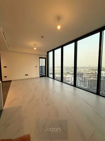 شقة بغرفتي نوم | إطلالة على أفق وسط المدينة | تصميم حديث ذو مخطط مفتوح