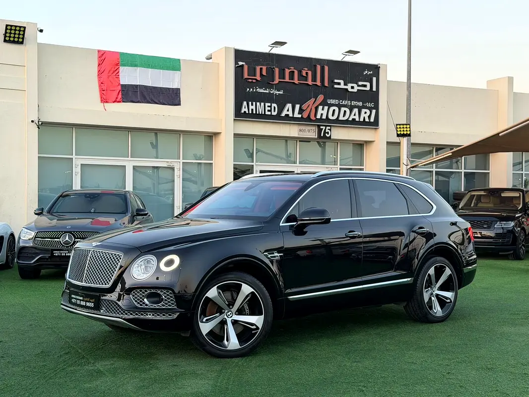 Bentley Bentayga 2018 — photo 1 of 19