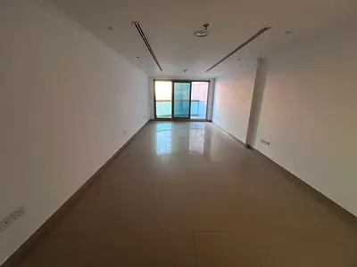 غرفتا نوم ماستر. صالة واسعة مع موزع. غرفة خادمة ماستر. حمام خارجي للضيوف. غاز مركزي. مساحات واسعة وتقسيمات عملية. تشطيبات عالية الجودة. شقة مضيئة وجيد