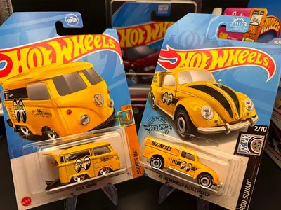 Hot Wheels Volkswagen Beetle  Kombi (2-pack) - New in Card
