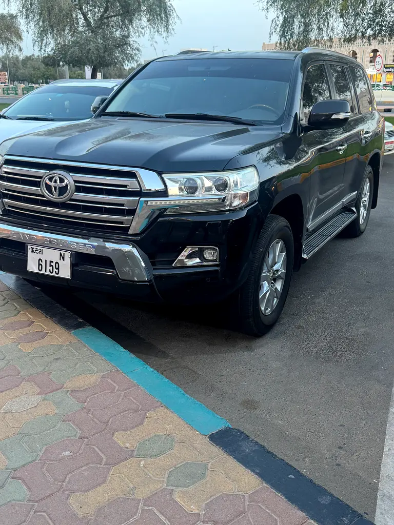 Toyota Land Cruiser 2017 — photo 1 of 8