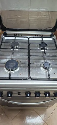 4-burner freestanding gas stove in usable condition