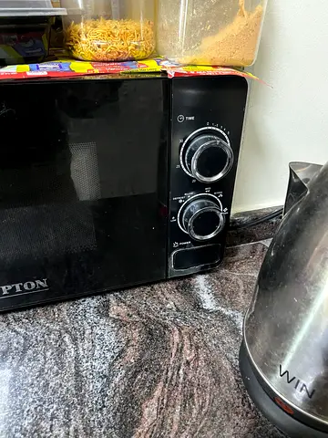 Compact countertop microwave oven - good working condition