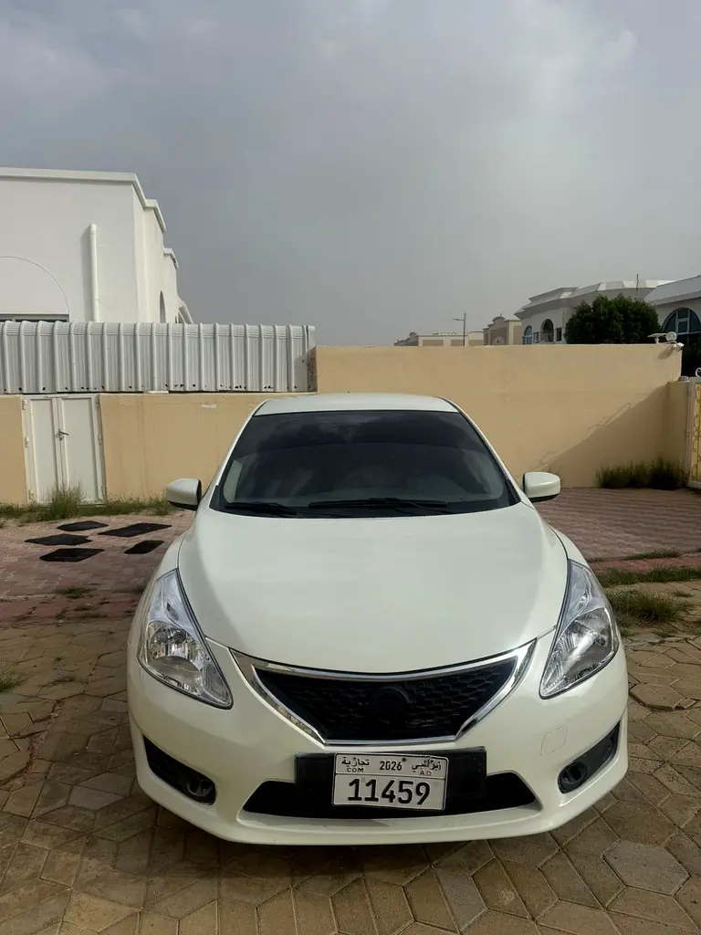 Nissan Tiida 2014 — photo 1 of 10