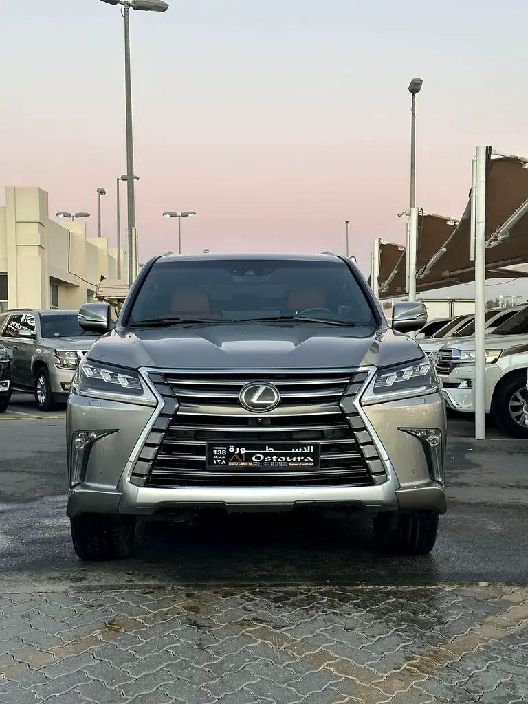 Lexus LX-Series 2018 — photo 1 of 12