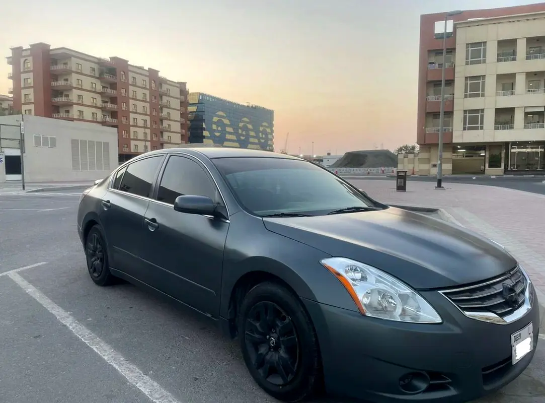 Nissan Altima 2010 — photo 1 of 10
