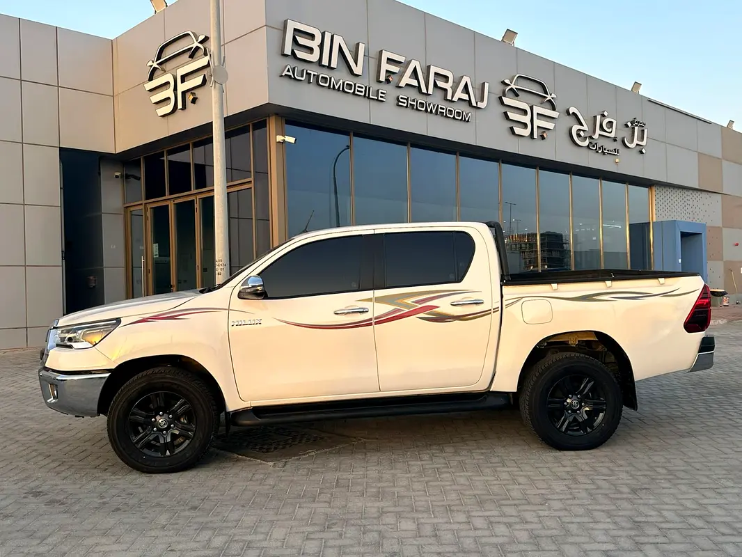 Toyota Hilux 2025 — photo 1 of 10