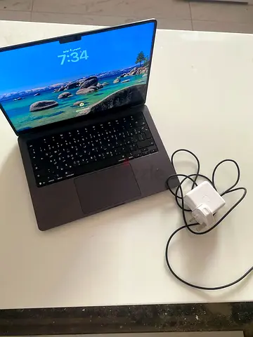 MacBook Pro m5 2025 14 in lightly used