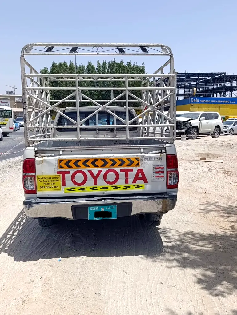 Toyota Hilux 2014 — photo 1 of 7