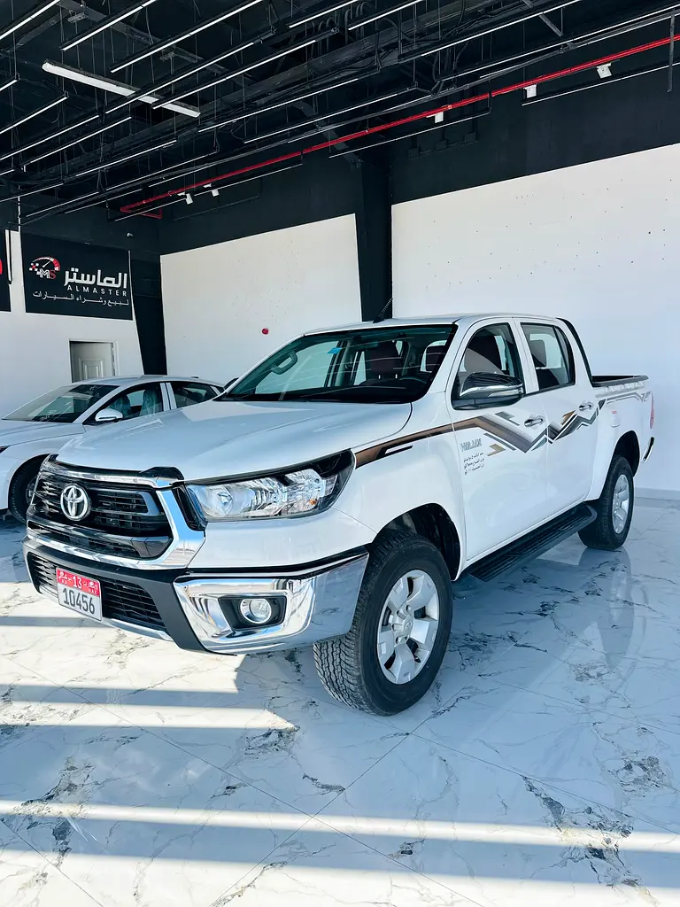 Toyota Hilux 2024 — photo 1 of 9