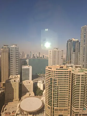 للإيجار في الشارقة الخان شقة فاخرة غرفتين وصالة مع غرف ماستر وغرفة خادمة ومسبح وجيم مجاني وموقف سيارة موقع مميز قريب من جميع الخدمات السعر 50000 درهم