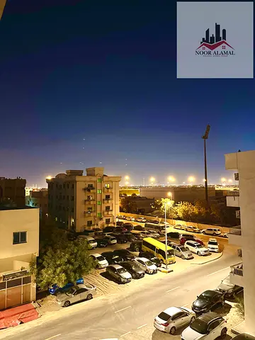 Sharjah, Muwaileh: Furnished apartment with hotel-style furnishings. One bedroom, living room, kitchen, two bathrooms, and a large balcony. Price: 420