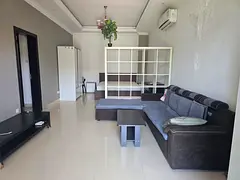 Private entrance Room near metro station in quiet villa