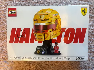 BARGAIN BRAND NEW LEGO 43022 F1 EDITIONS SCUDERIA FERRARI HP LEWIS HAMILTON HELMET CHIP ON BOX