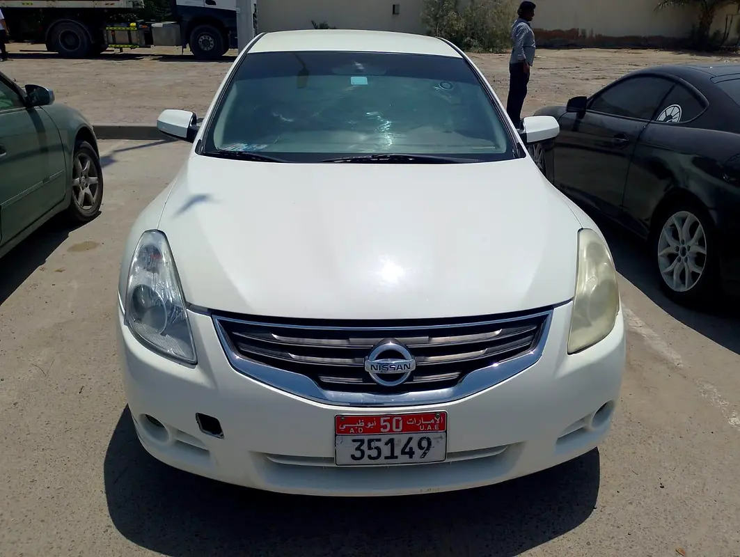 Nissan Altima 2012 — photo 1 of 6