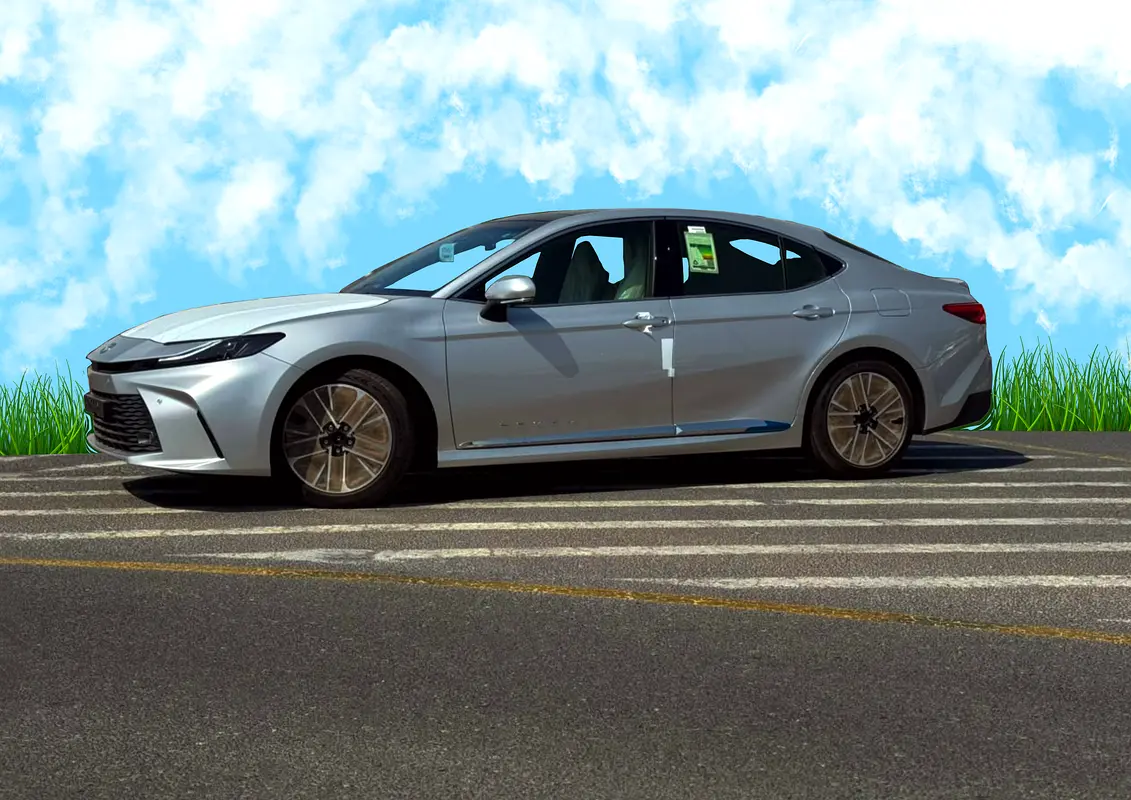 Toyota Camry 2026 — photo 1 of 20