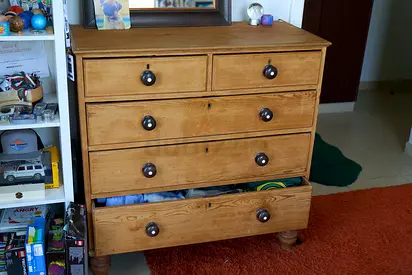 Antique British pine wood chest of draws. 5x Draws