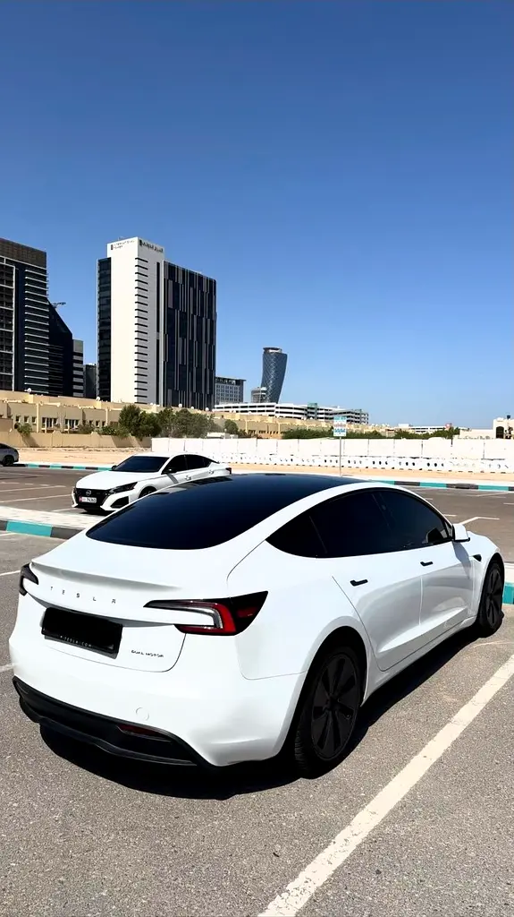 Tesla Model 3 2024 — photo 1 of 8