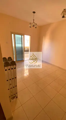 الايجار سنوي في عجمان منطقة الروضه 1 بجوار شرطه الحميديه وامام كنز هايبر ماركت البنايه عائلات الشقه غرفتين وصاله 2 حمام مع بلكونه تكيف مركزي مساحات كب