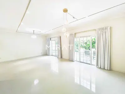 Modern Upgraded Villa | Private pool | Public park