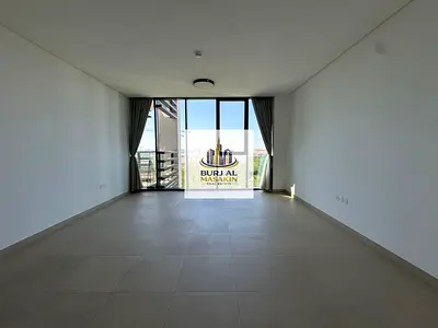 حياة فاخرة | شقة غرفتين وصالة | 3 حمامات | شرفة كبيرة | مطبخ مغلق | إيجار 105,000 درهم | 4 دفعات | الجادة إيست فيليج الشارقة
