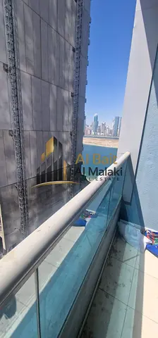 🏡 شقة غرفة وصالة مع بلكونة + باركن مجاني على مخرج دبي – موقع مميز وسهل الوصول