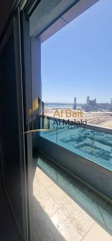 🏡 شقة غرفة وصالة مع بلكونة + باركن مجاني على مخرج دبي – موقع مميز وسهل الوصول
