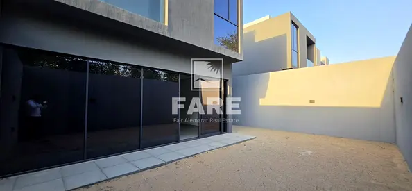 Hot Deal! Single Row 3-Bedroom Corner Townhouse in Robinia