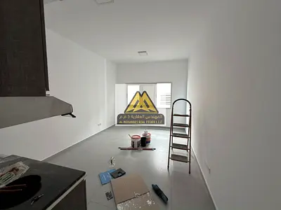 ثاني ساكن، يتميز بمساحة كبيرة وتكييف مركزي، في موقع حيوي قريب من مركز شرطة الحميدية وسهل المخرج إلى الشارقة ودبي، مع توفر باركن ترابي بالقرب من البناي